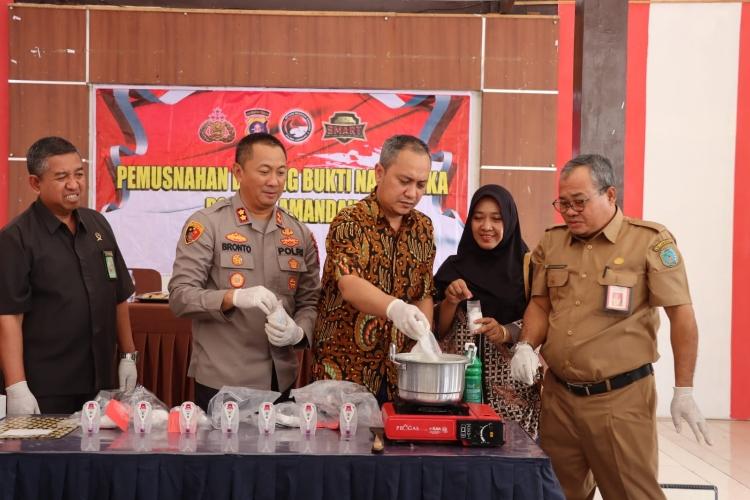 Polres Lamandau Musnahkan Barbuk 700 Gram Sabu