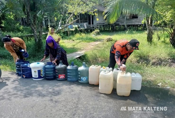 Bpbd Barsel Distribusikan Air Bersih Ke 5 Desa Terdampak Kekeringan