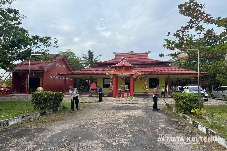 Sambut Hari Lalu Lintas Bhayangkara ke-68, Polantas Polresta Palangka Raya Bersih-bersih di Vihara