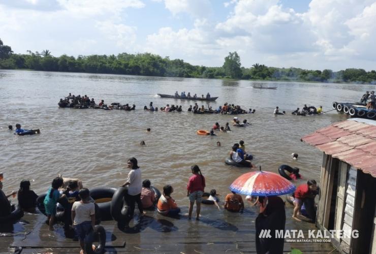 Lestarikan Budaya, Warga Kecamatan Kota Besi Gelar Mandi Safar