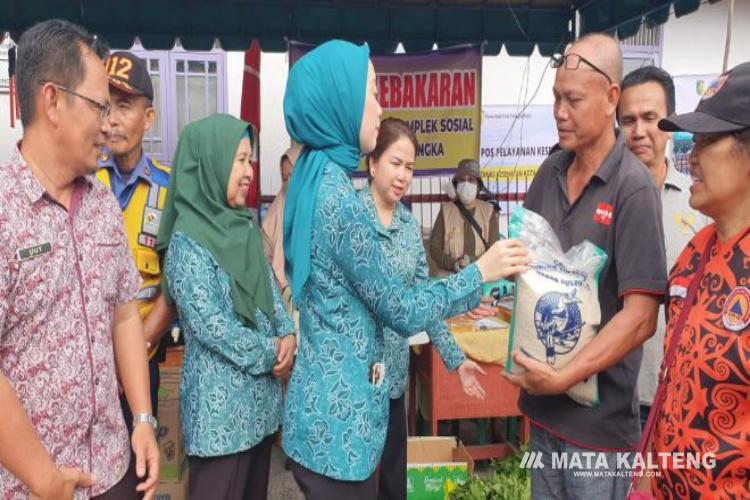 TP-PKK Kota Palangka Raya Salurkan Sembako, Bagi Korban Kebakaran