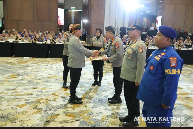 Berkat Aplikasi Rumah Betang SOC Presisi, Dirpamobvit Polda Kalteng Terima Penghargaan Baharkam Polri