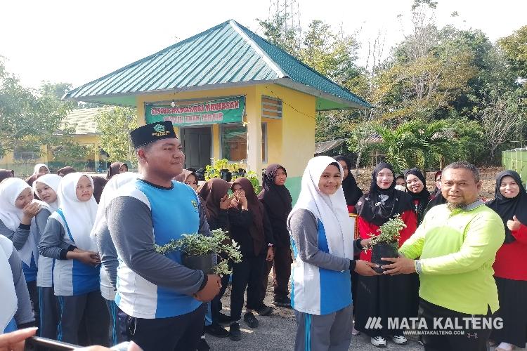 DLH Tanam Ratusan Bibit Bunga di Taman MAN 1 Sukamara