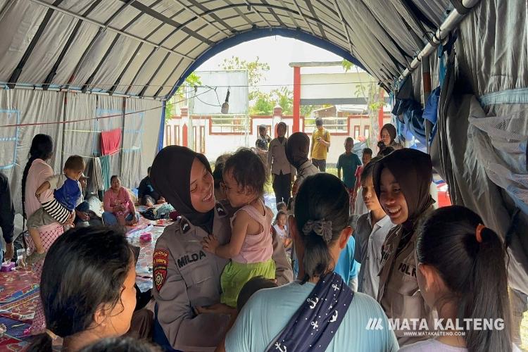 Polwan Polda Kalteng Kembali Ajak Anak-anak Terdampak Unras Bermain