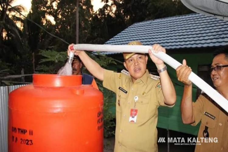 Pj Bupati Barsel “Gercep” Bantu Kekurangan Air Bersih di Desa