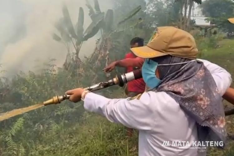 Pj Wali Kota Palangka Raya Turut Padamkan Karhutla di Kameloh Baru