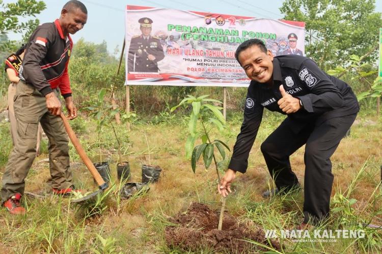 Sambut HUT Humas Polri Ke-72 Dengan Penghijauan, Polda Kalteng Tanam 1.000 Bibit Buah