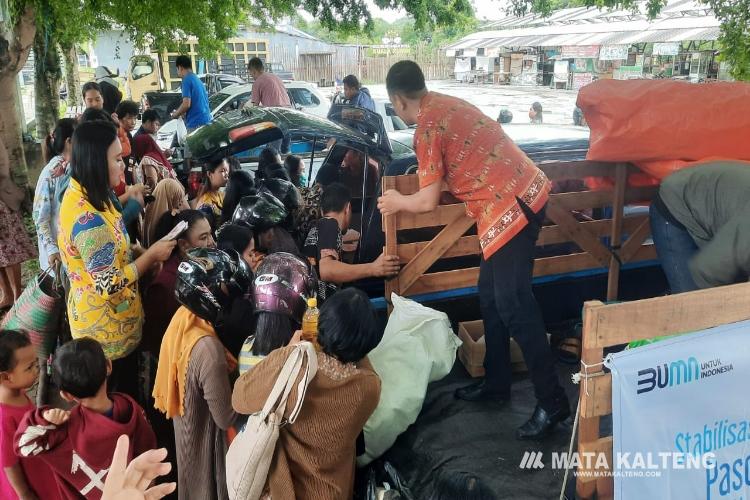 Warga Antusias Beli Bahan Pangan yang Dijual di Pasar Penyeimbang