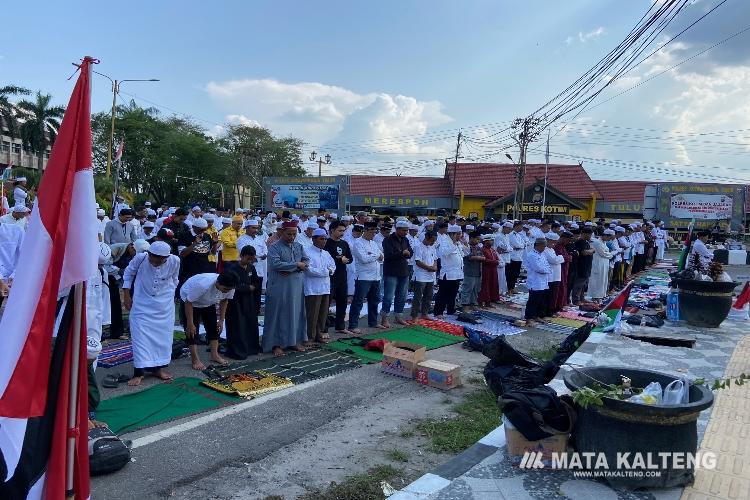 Massa Aksi Bela Palestina Sholat Ashar Berjamaah