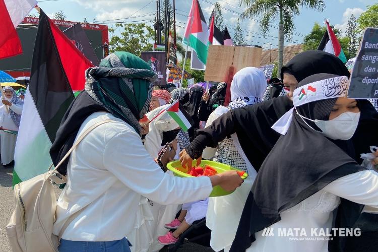 Simbol Perlawanan Palestina, Semangka Dibagikan Saat Aksi Damai