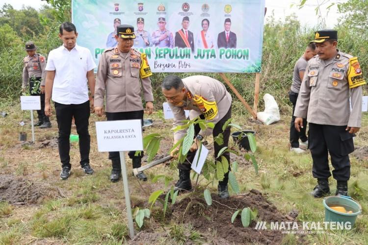 Peduli Kelestarian Alam, Polresta Palangka Raya Ikuti Gerakan Penanaman Sepuluh Juta Pohon