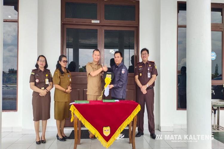 Pemkab Gumas Serahkan Hibah Kendaraan ke Kejari dan Bawaslu