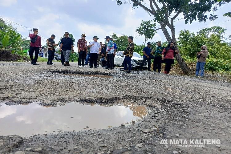 Rawan Kecelakaan, Pemkab Kotim Lakukan Pemeliharaan Jalan HM Arsyad Sampit-Samuda