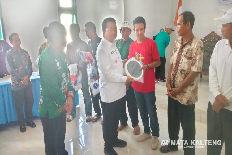 Pemkab Sukamara Serahkan Bantuan Hibah ke-24 Kelompok Budidaya dan Nelayan