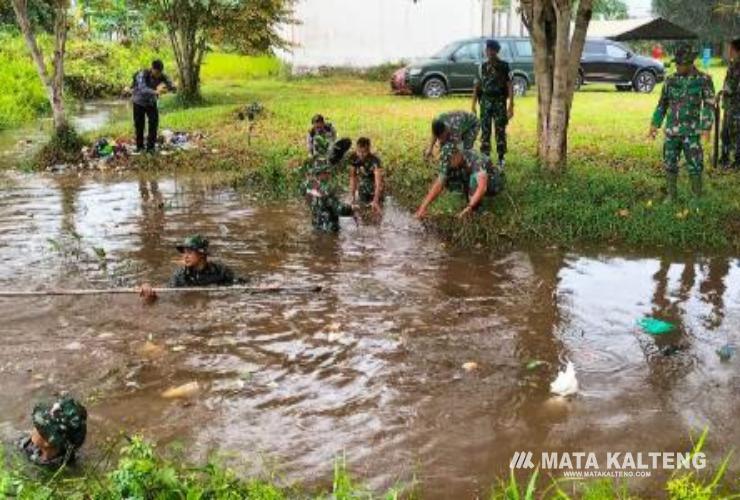 Antisipasi Banjir dan Wabah Penyakit, Kodim 1012 Buntok Bersihkan Saluran Air