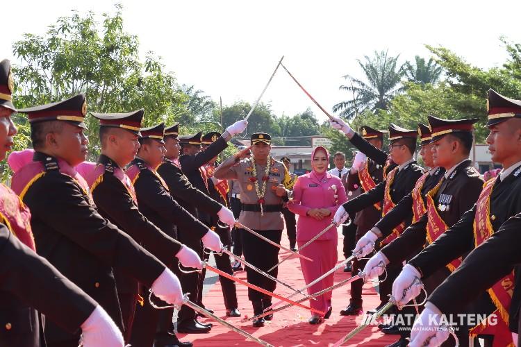 Tradisi Potong Pantan dan Pedang Pora Sambut Kedatangan Kapolres Barsel yang Baru