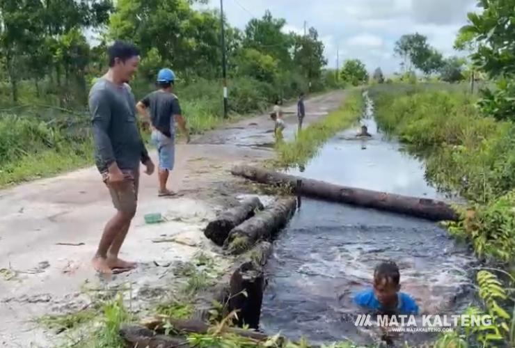 Atasi Banjir, Warga Bersama-sama Lakukan Gotong Royong