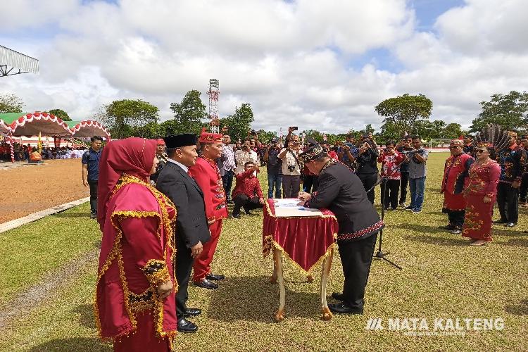 Halikinnor Dilantik Sebagai Ketua DAD Kotim