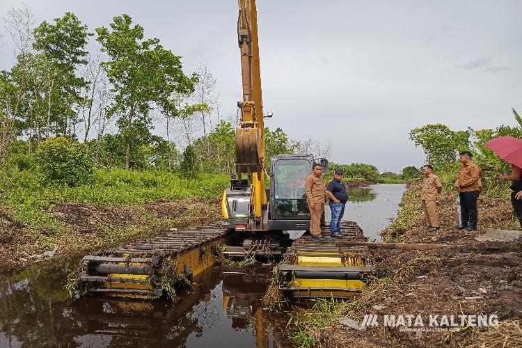 Bupati Kotim Imbau Masyarakat Bongkar Bangunan yang Menjorong ke Sungai