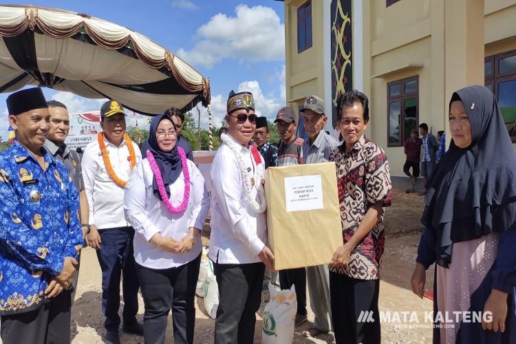 Kunker ke Kecamatan Bukit Santuai, Bupati Serahkan Bantuan Sembako Hingga Alsintan