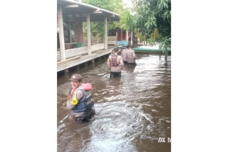 Banjir, Polsek Dusun Hilir Patroli Pemukiman Bantu Warga