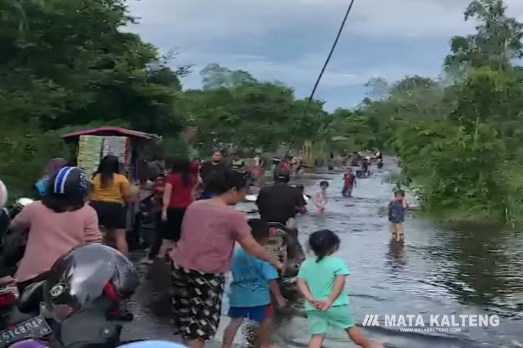 Diterjang Banjir, Jalan Barito Raya Berubah Jadi  Wisata Permandian