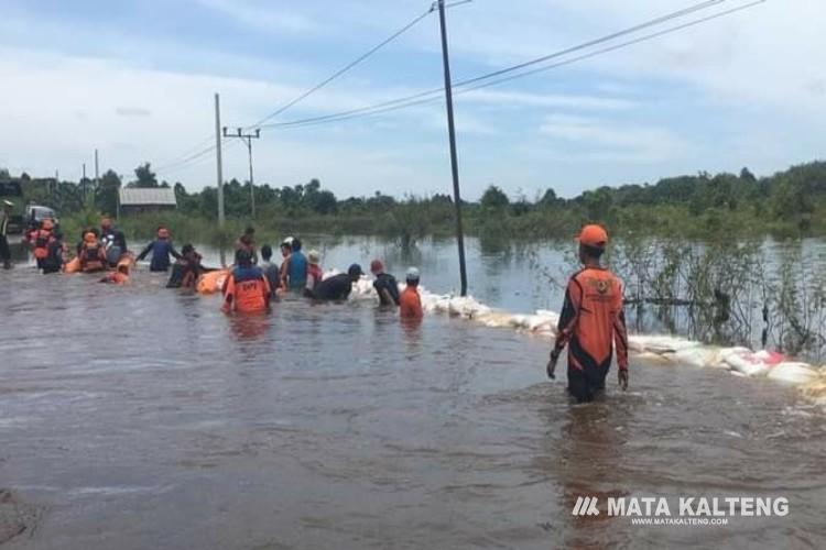 Ruas Jalan Desa Lembeng Dipasang Tanggul