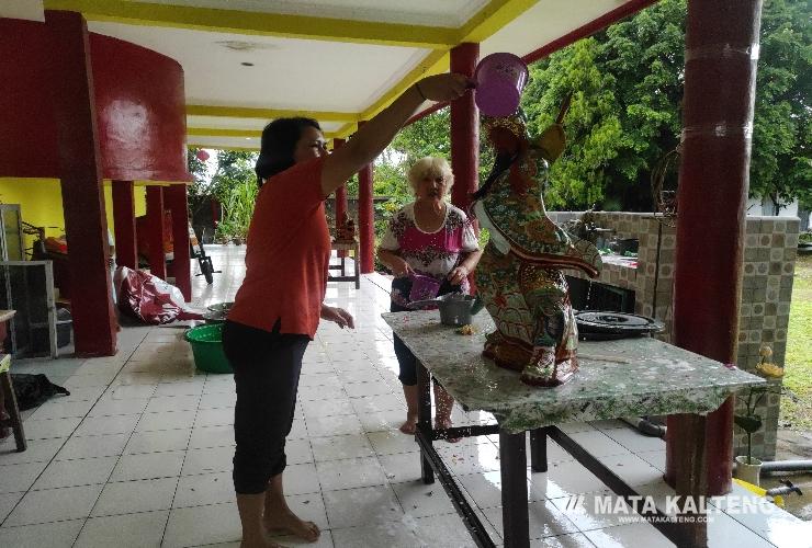 Jelang Imlek, Umat Budha Membersihkan Rupang