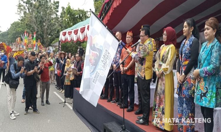 Ribuan Peserta Pawai Budaya Menambah Semarak Hari Jadi Kapuas