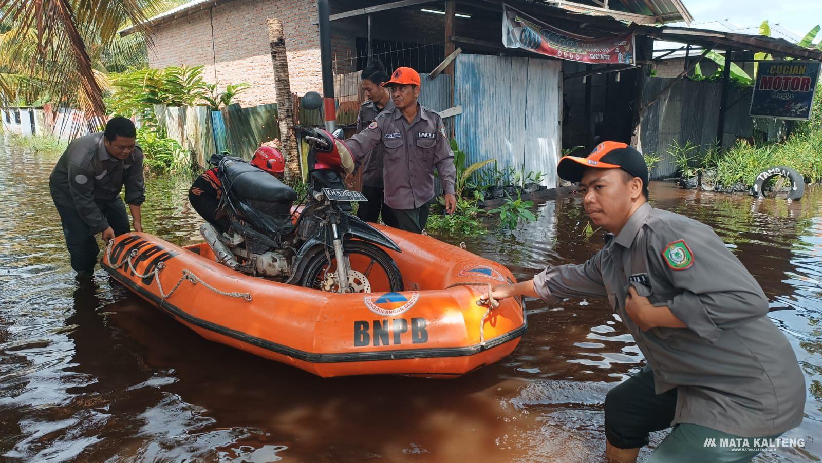 Terjebak Banjir, Sepeda Motor Diangkut Gunakan Perahu