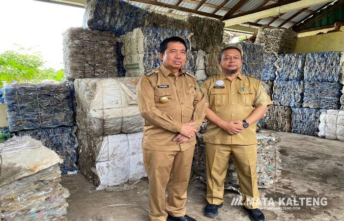 10 Ton Sampah Plastik Dari Sukamara Dikirim ke Surabaya