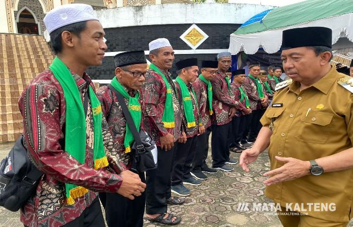 Pj Bupati Sukamara Lepas Keberangkatan Puluhan Jamaah Calon Haji