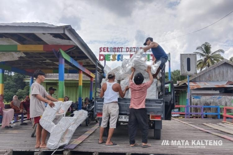 37 Sekolah di Seruyan Dapatkan Bantuan Meubelair