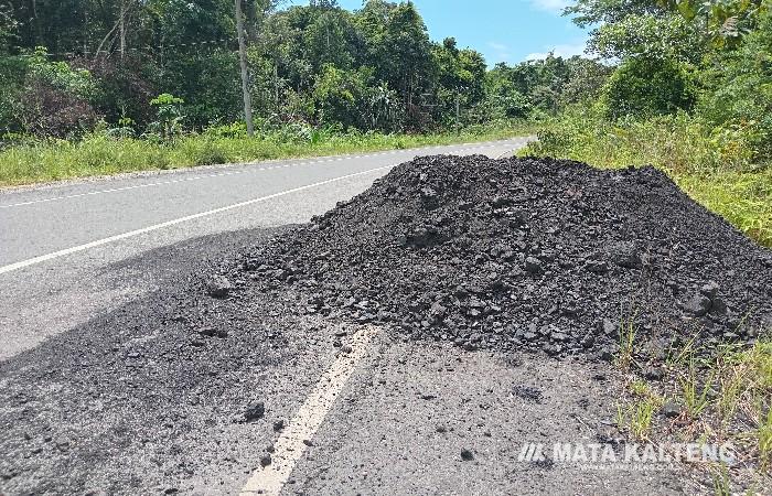 Warga Keluhkan Batu Bara Dibuang Pinggir Jalan