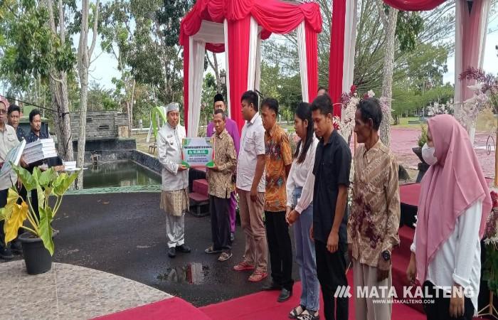 Pj Bupati Sukamara Serahkan Bantuan Stimulan Perumahan Swadaya 