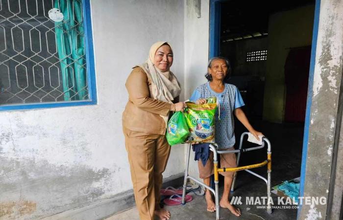 Gelar Berbagi Bersama Lurah Panarung, Evi Kahayanti Sambangi Warga