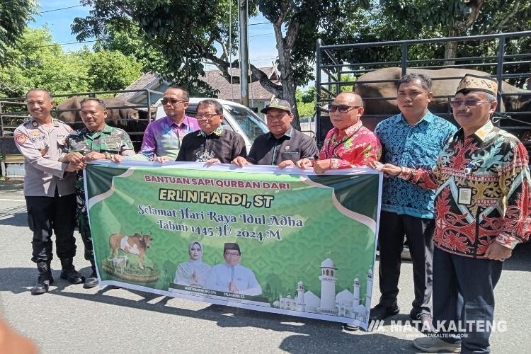 Pj Bupati Kapuas Serahkan Hewan Kurban di Pameran Pasar Murah