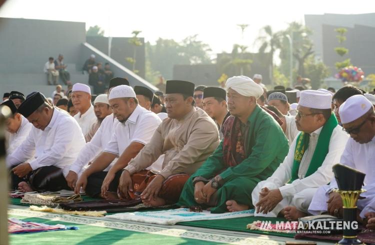 Wagub Kalteng Salat Iduladha di Bundaran Besar Palangka Raya