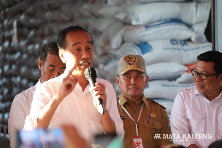 Presiden Jokowi Lihat Stok Beras di Kalteng, Pastikan Aman untuk Masyarakat !!