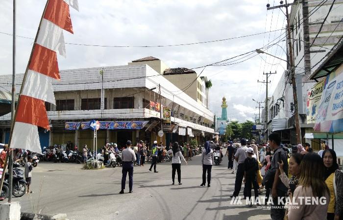 Sambut Kedatangan RI 1, Warga Sampit Penuhi Pasar PPM