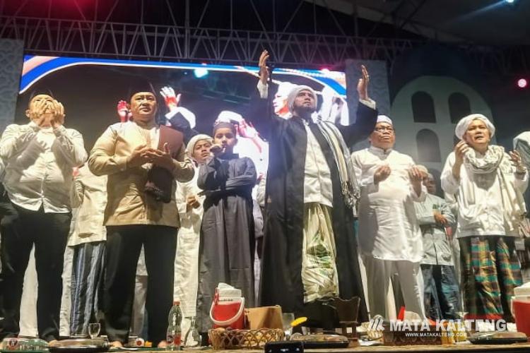 Ribuan Jamaah Kapuas Kumandangkan Selawat Bersama Al Habib Syech bin Abdul Qadir Assegaf