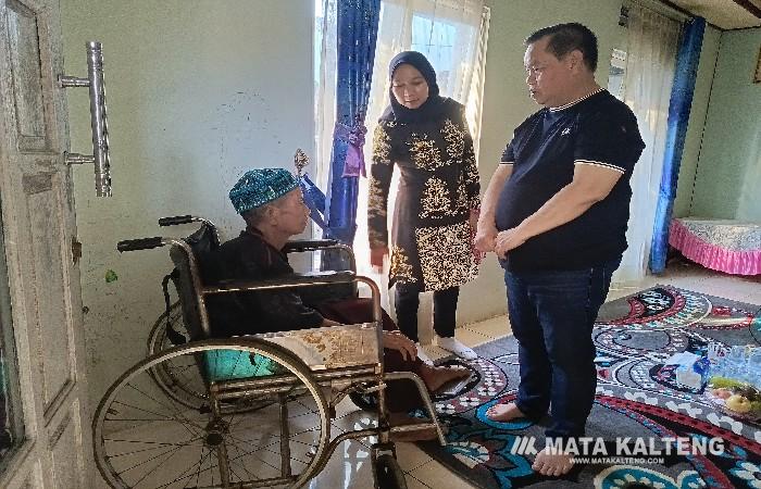 Bupati Kotim Blusukan Sekaligus Salurkan Kursi Roda