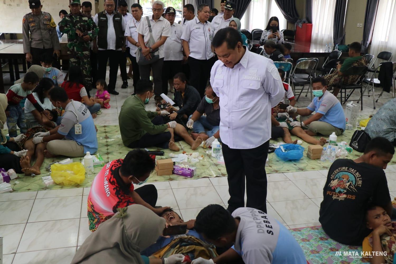 Aula Kecamatan Telawang Ramai dengan Teriakan Peserta Khitanan Massal