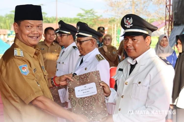 Lantik Pj Kades dan PAW BPD, Pj Bupati Minta Laksanakan Tugas Sebaik Mungkin