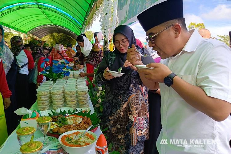 10 Ribu Cup Bubur Asyura Dibagikan Kepada Warga Kota Sampit