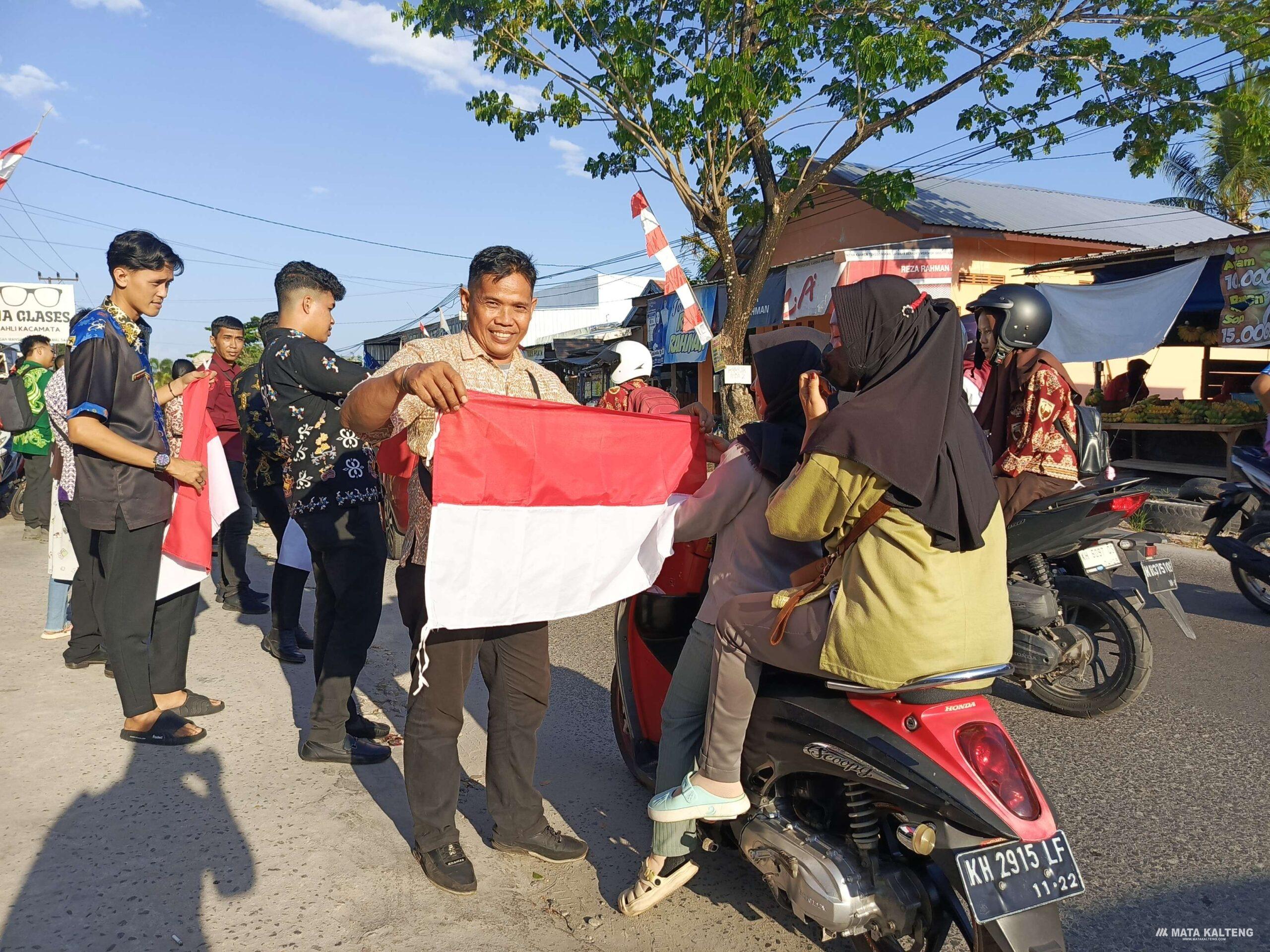 Pemkab Kotim Bagikan 70.000 Lembar Bendera Merah Putih Gratis