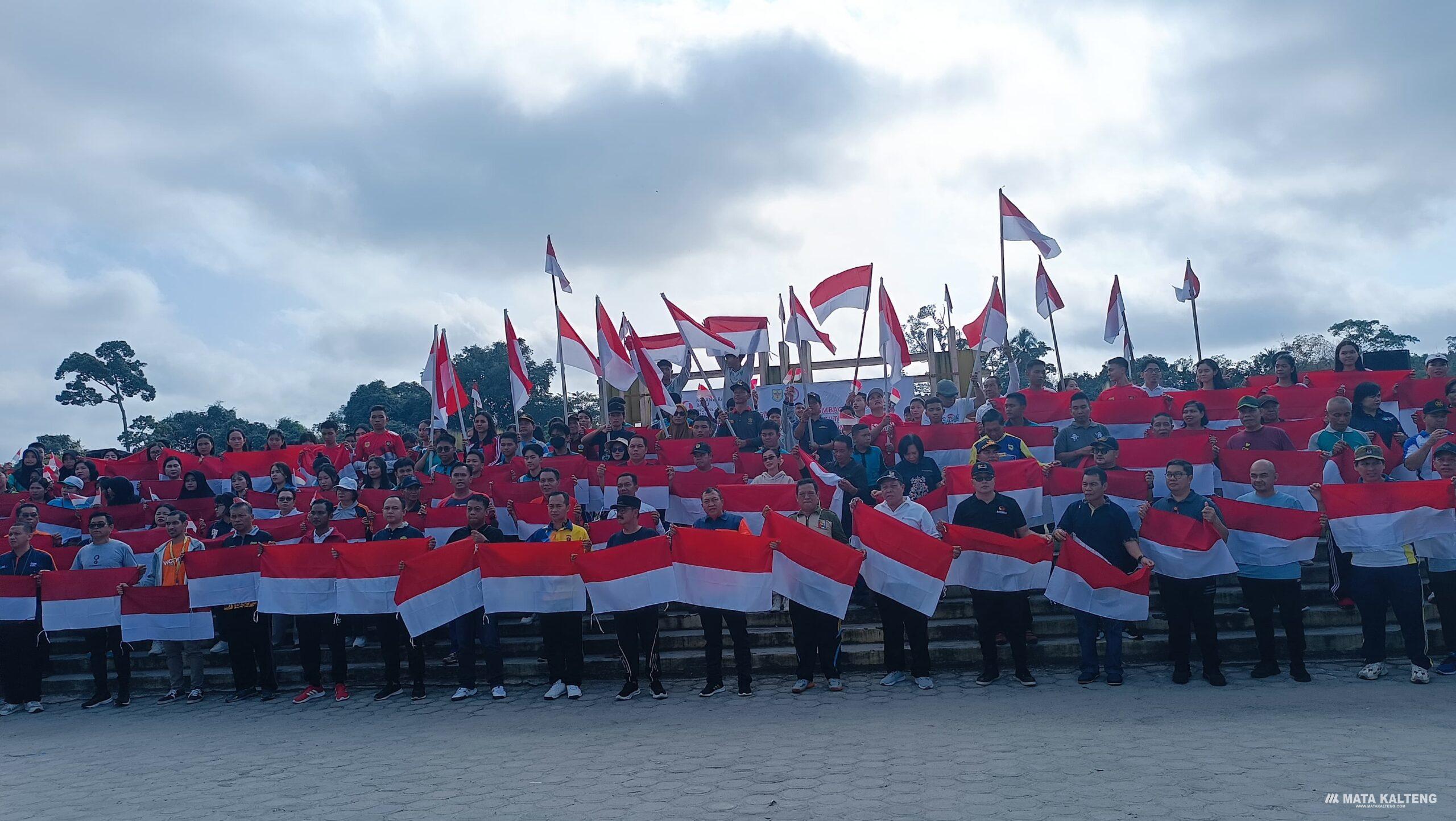 Pemkab Bagikan Ratusan Bendera Merah Putih untuk Dikibarkan