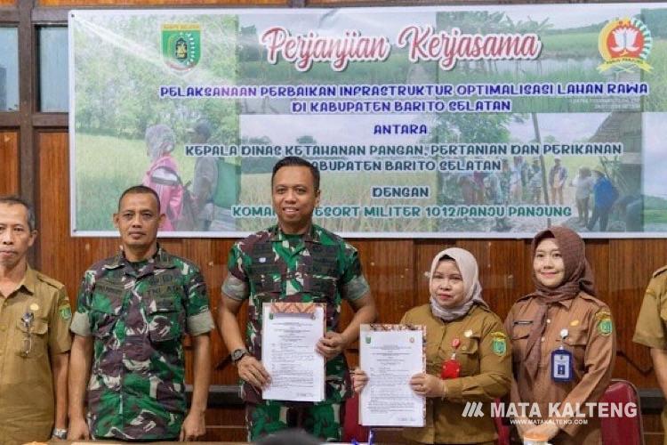 DKPPP Barsel dan Kodim 1012 Buntok Kembali Tandatangani PKS Oplah Terakhir di Desa Teluk Sampudau