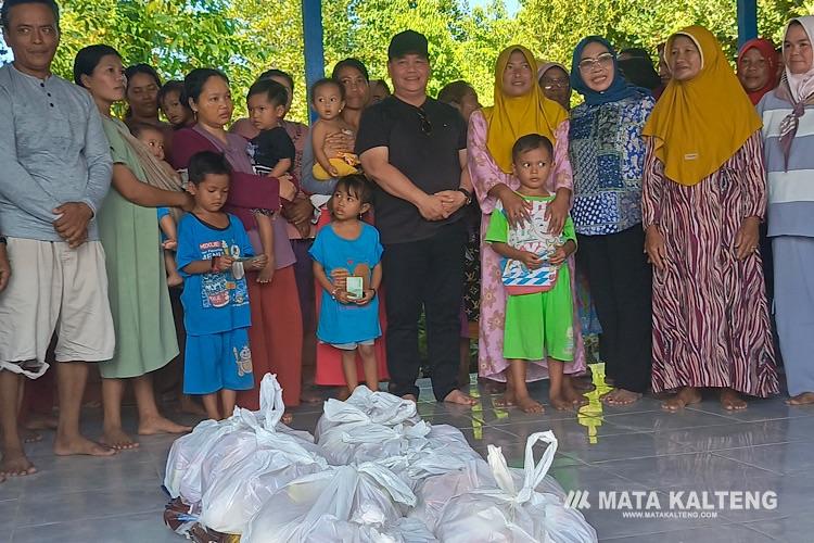 Bupati Kotim Salurkan Bantuan untuk Warga Selatan yang Tak Dapat Melaut