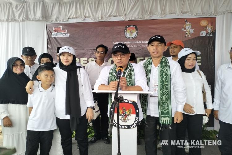 Hari Pertama, Pasangan Mukhlis – Aswin Resmi Daftar ke KPU Seruyan